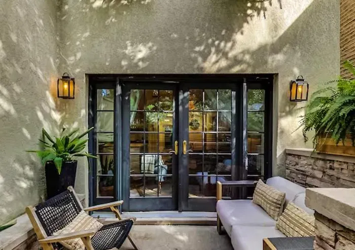 Charming Getaway With Patio Chicago