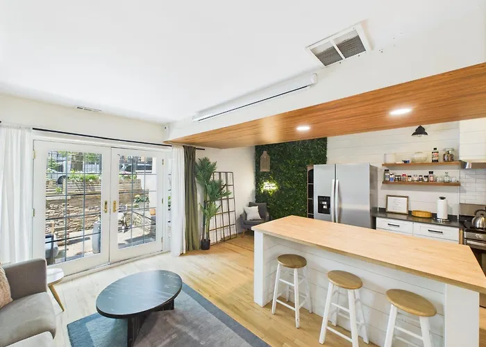 Charming Getaway With Patio Chicago