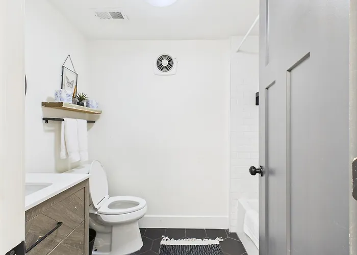 Charming Getaway With Patio Chicago
